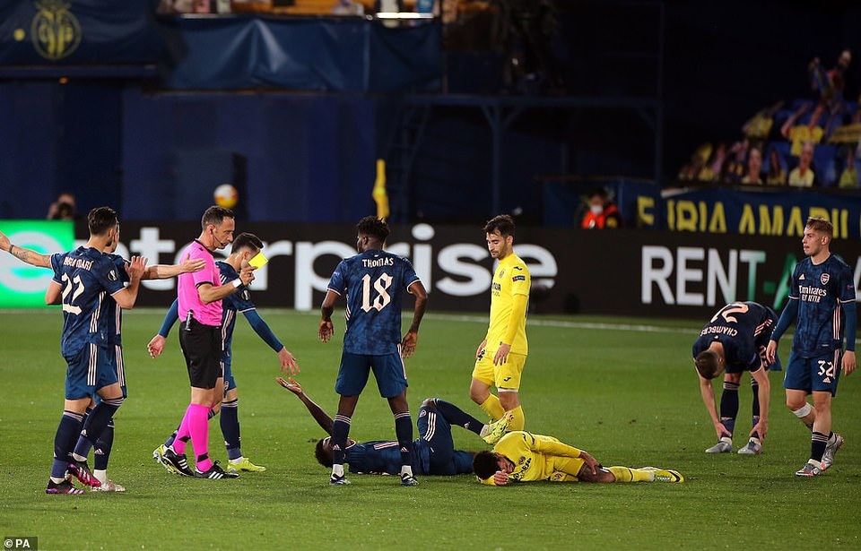 Arsenal gục ngã trước Villarreal trong trận cầu mưa thẻ phạt - 12 Arsenal gục ngã trước Villarreal trong trận cầu mưa thẻ phạt - 12
