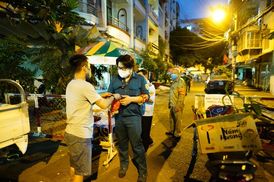 Bỏ phong tỏa chung cư có ca tái dương tính với virus SARS-CoV-2 - 1 Bỏ phong tỏa chung cư có ca tái dương tính với virus SARS-CoV-2 - 1