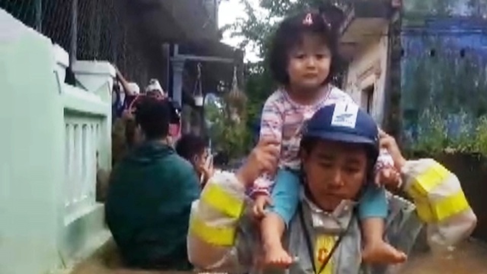 Bạn đọc Dân trí mong muốn chung tay ủng hộ đồng bào miền Trung - 4 Bạn đọc Dân trí mong muốn chung tay ủng hộ đồng bào miền Trung - 4