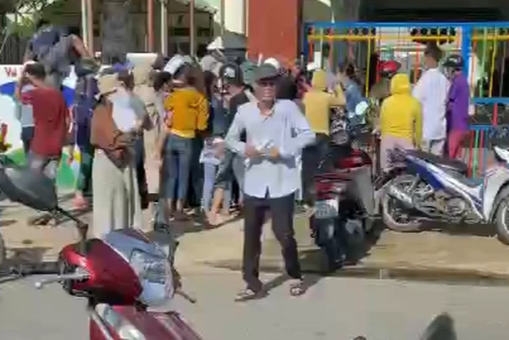 Phụ huynh chen lấn, xô đẩy để đăng ký cho con vào trường mầm non - 1 Phụ huynh chen lấn, xô đẩy để đăng ký cho con vào trường mầm non - 1