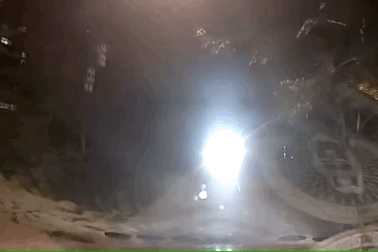 Nữ tài xế rọi đèn pha khiến xe đối diện "mù đường"