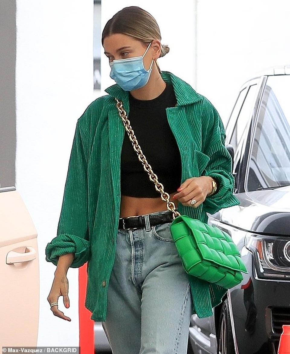 Celebrities Are Wearing the $4,000 Bottega Veneta The Chain Casette Bag to  the Gym