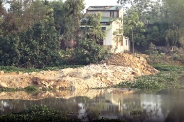 Sông thoát lũ bị "bức tử", người dân hạ nguồn bức xúc