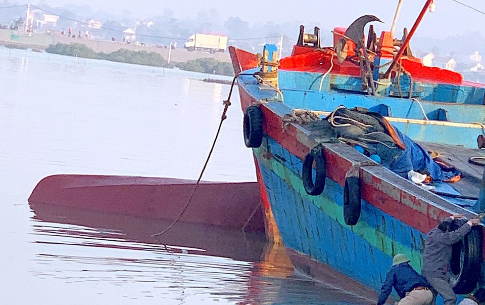 Tàu chở dầu chìm ở cảng cá, khẩn trương xử lý vệt dầu loang - 1 Tàu chở dầu chìm ở cảng cá, khẩn trương xử lý vệt dầu loang - 1
