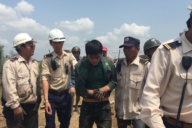 Hàng chục người truy bắt tên trộm ẩn giữa đầm lầy trên đại lộ Mai Chí Thọ