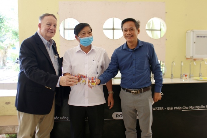 Đại diện các bên uống nước từ hệ thống lọc nước sạch tại TTYT huyện Nam Trà My