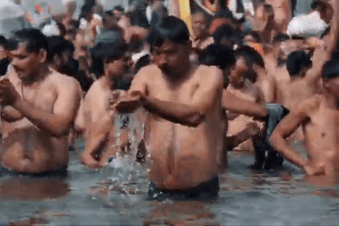 Hàng triệu tín đồ đổ dồn về sông Hằng để rửa sạch tội lỗi