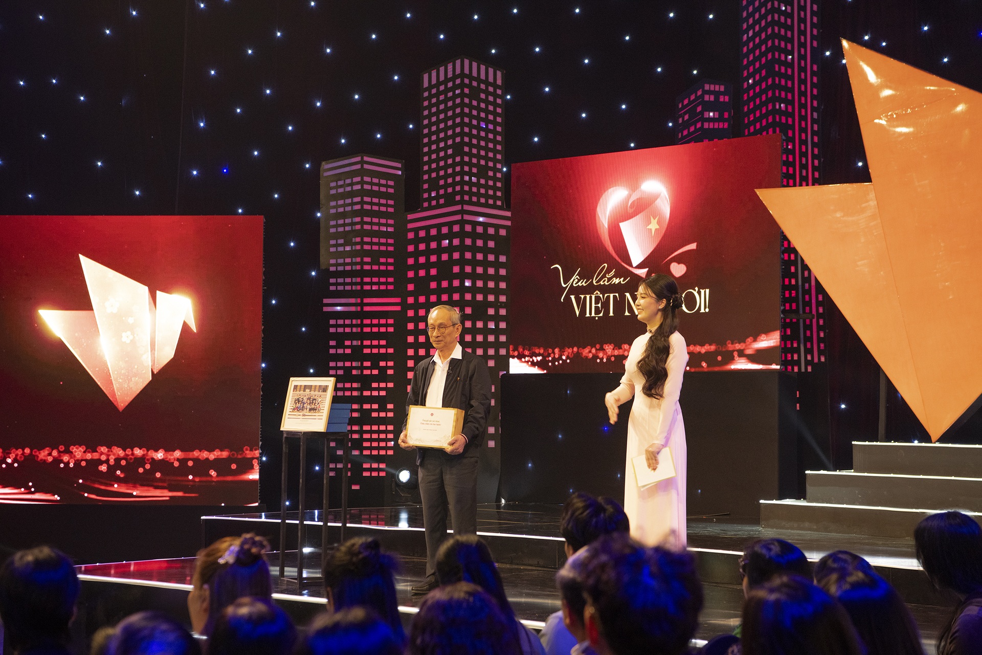 NSND Minh Hòa, Hòa Minzy xúc động khi ghi hình Gala Việc tử tế Tết 2025 - 2 NSND Minh Hòa, Hòa Minzy xúc động khi ghi hình Gala Việc tử tế Tết 2025 - 2