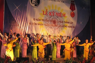 ĐH Công nghệ đón Huân chương Lao động hạng ba