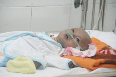 Thăm những bệnh nhân nhi ở lại BV đêm Giao thừa