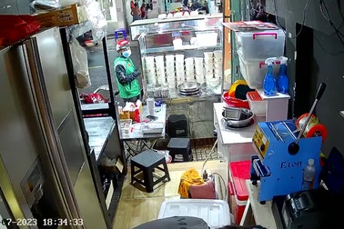 Lợi dụng sơ hở của nhân viên bán quán ăn, nam shipper lấy cắp điện thoại