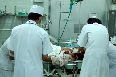 Bị đe dọa, cô gái tước dao đâm xuyên cổ người tình