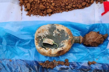 Hài cốt liệt sỹ kèm di vật khắc tên và ký hiệu có thể xác định đơn vị