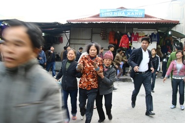 Khống chế con tin, đốt xe gây náo loạn chợ Nhà Xanh