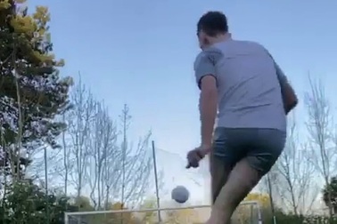 Sao Man City sút phạt "bách phát bách trúng" vào góc chết khung thành