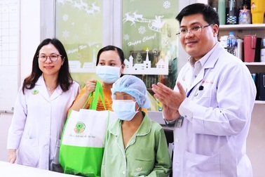 Niềm vui cuối năm của bé trai "hồi sinh" nhờ thận của người hiến chết não