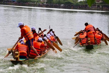 Hàng ngàn người lên phố núi xem các “tay chèo” tranh tài