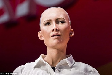 Không dừng ở quyền công dân, robot Sophia còn muốn lấy chồng, có con