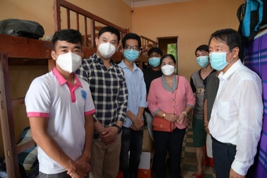 Sinh viên ĐH Trà Vinh nhường chỗ ở, đón hàng nghìn người dân hồi hương