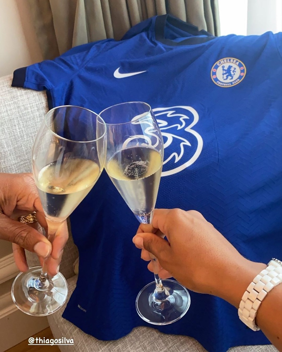 Vợ chồng Thiago Silva ăn mừng “hạ cánh” tới Chelsea sau kỳ nghỉ hạng sang - 1 Vợ chồng Thiago Silva ăn mừng “hạ cánh” tới Chelsea sau kỳ nghỉ hạng sang - 1