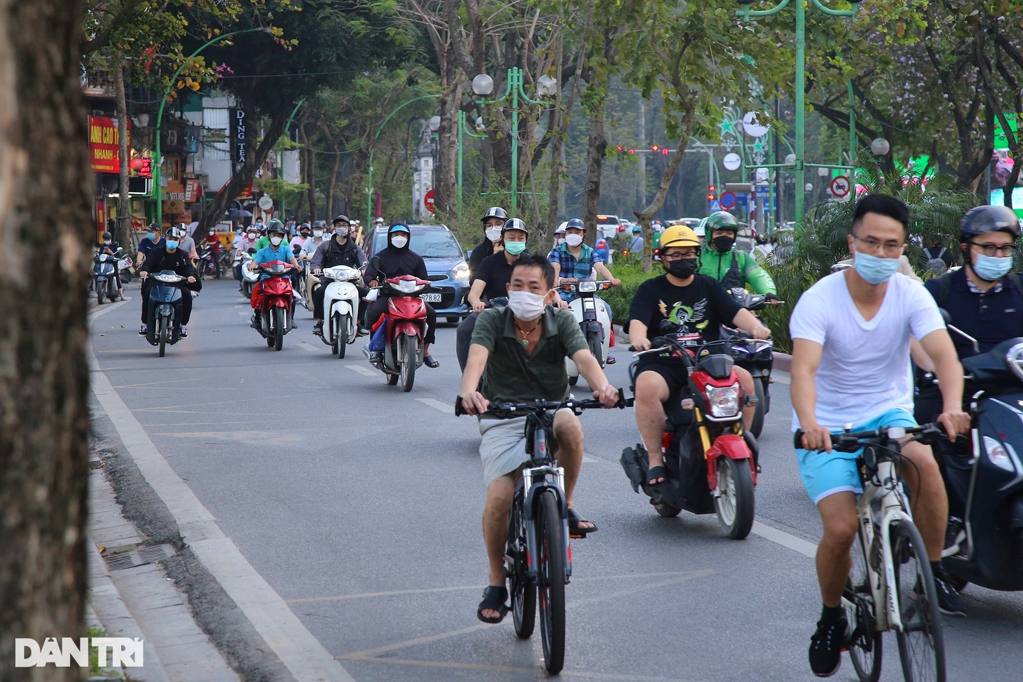 Đường phố, công viên, hàng quán ở Hà Nội đông nghịt thời hậu Covid - 1 Đường phố, công viên, hàng quán ở Hà Nội đông nghịt thời hậu Covid - 1