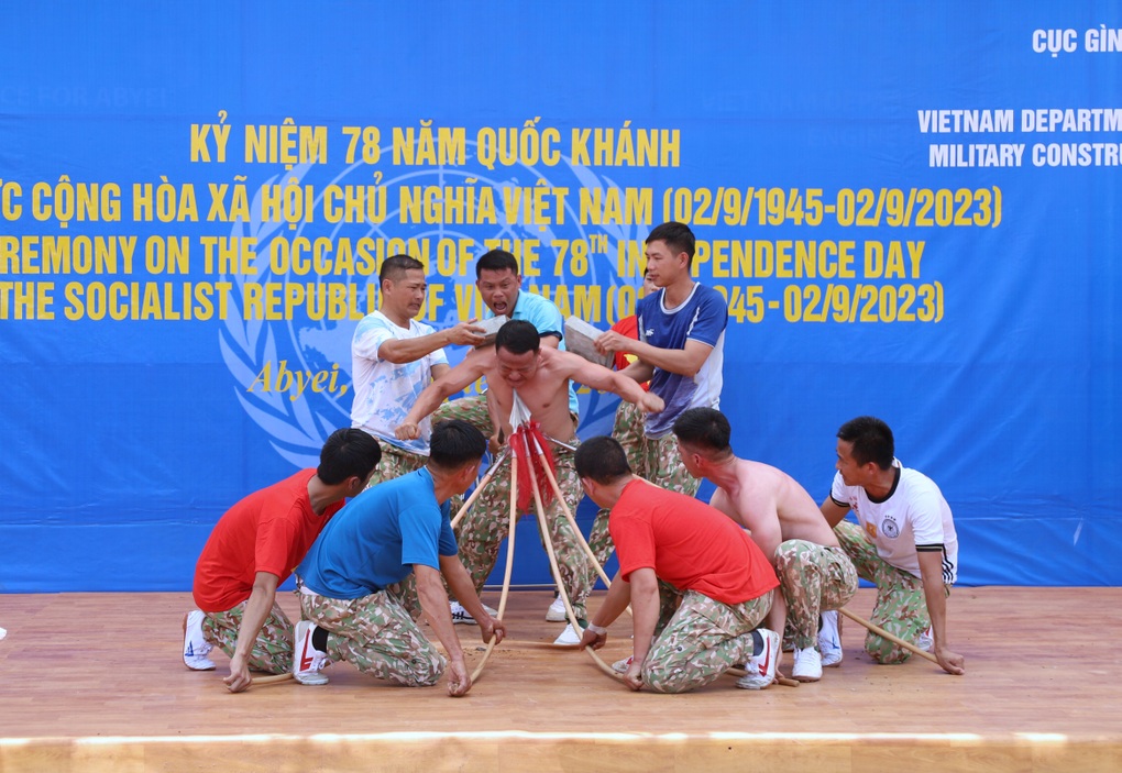 Bạn bè quốc tế đến thăm đơn vị mũ nồi xanh Việt Nam nhân dịp 2/9 - 6 Bạn bè quốc tế đến thăm đơn vị mũ nồi xanh Việt Nam nhân dịp 2/9 - 6