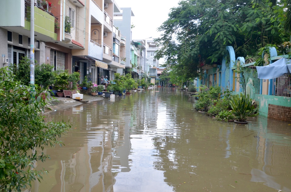 Khu dân cư bị nước bủa vây tứ phía ở Sài Gòn - 9