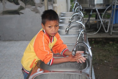 Chung tay xây dựng nhà vệ sinh trong trường học vùng cao