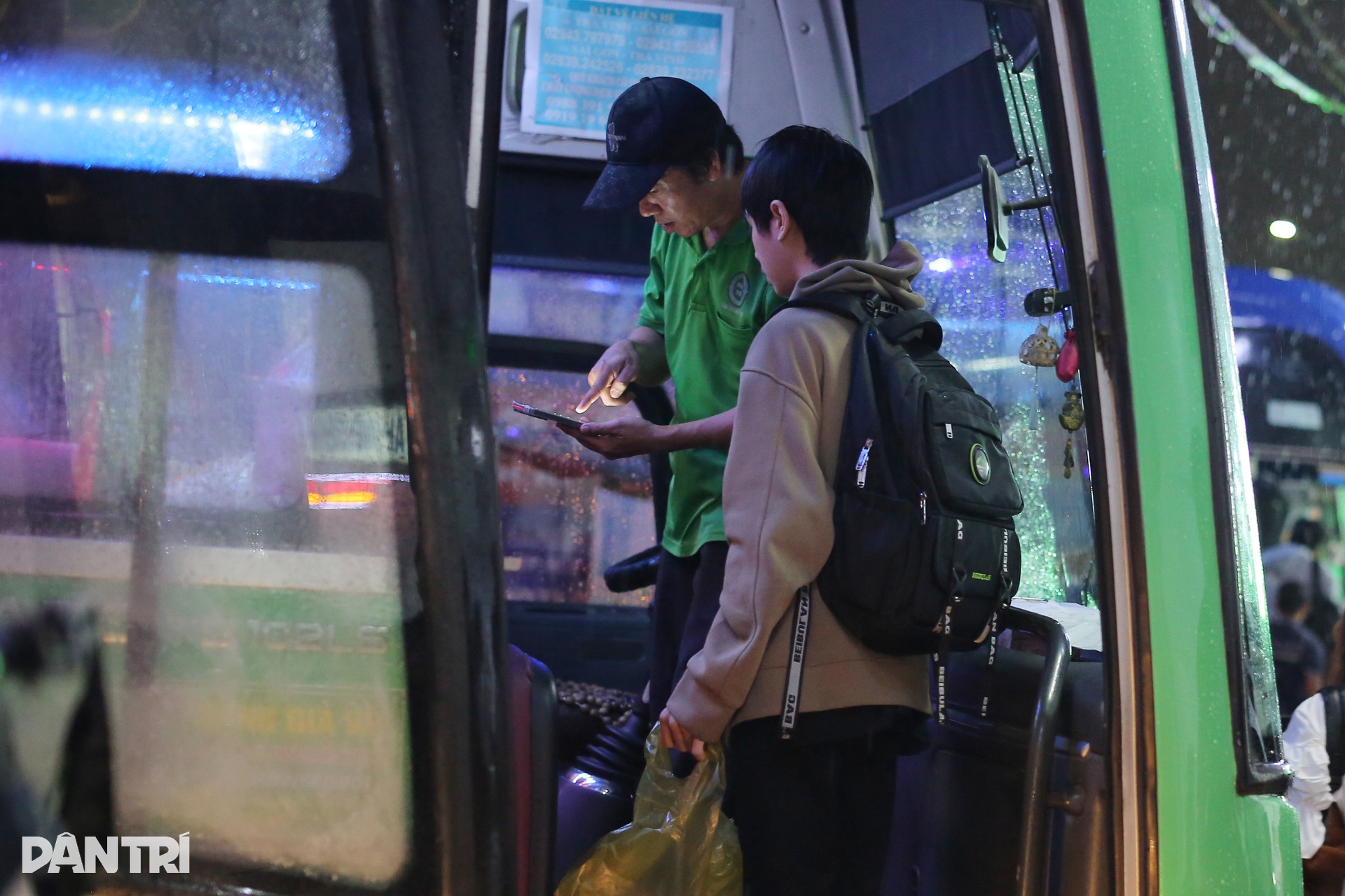 Người dân TPHCM đội vali đi chơi lễ dưới mưa lớn - 11 Người dân TPHCM đội vali đi chơi lễ dưới mưa lớn - 11