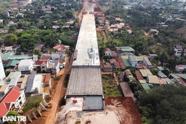 Múc đất rừng để thi công đại lộ nghìn tỷ