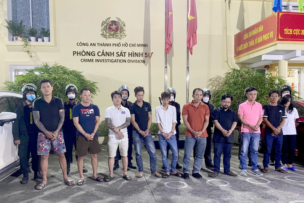 Công an TPHCM triệt phá đường dây cá độ bóng đá có trang bị súng - 1 Công an TPHCM triệt phá đường dây cá độ bóng đá có trang bị súng - 1