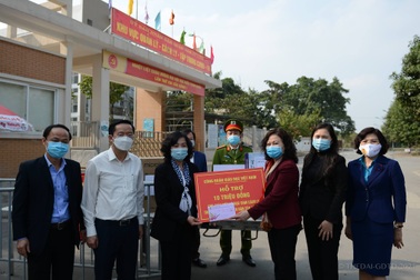 Bộ GD-ĐT thăm, động viên thầy trò đang cách ly phòng, chống dịch Covid-19