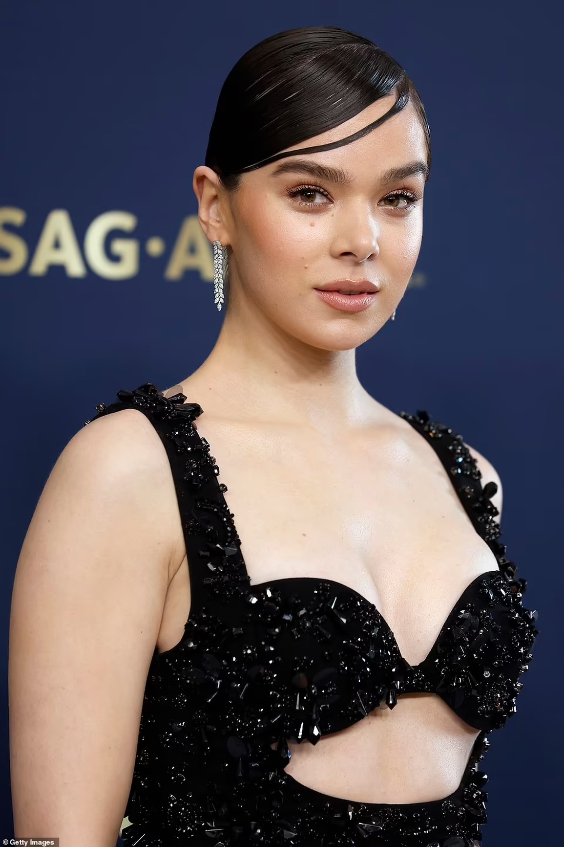 Selena Gomez mặc váy gợi cảm, bất ngờ ngã trong sự kiện - 4 Selena Gomez mặc váy gợi cảm, bất ngờ ngã trong sự kiện - 4