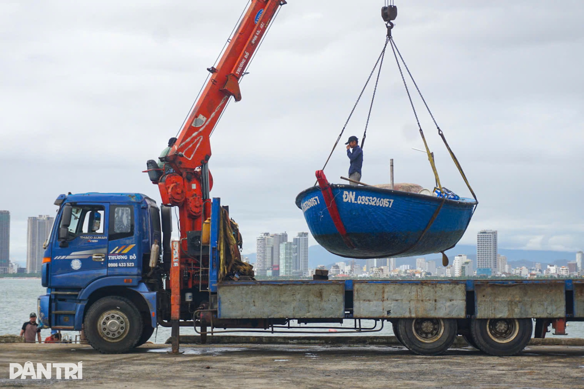 Ngư dân miền Trung cẩu thuyền, bộ đội giúp dân dời nhà tránh bão Kalmaegi - 1 Ngư dân miền Trung cẩu thuyền, bộ đội giúp dân dời nhà tránh bão Kalmaegi - 1