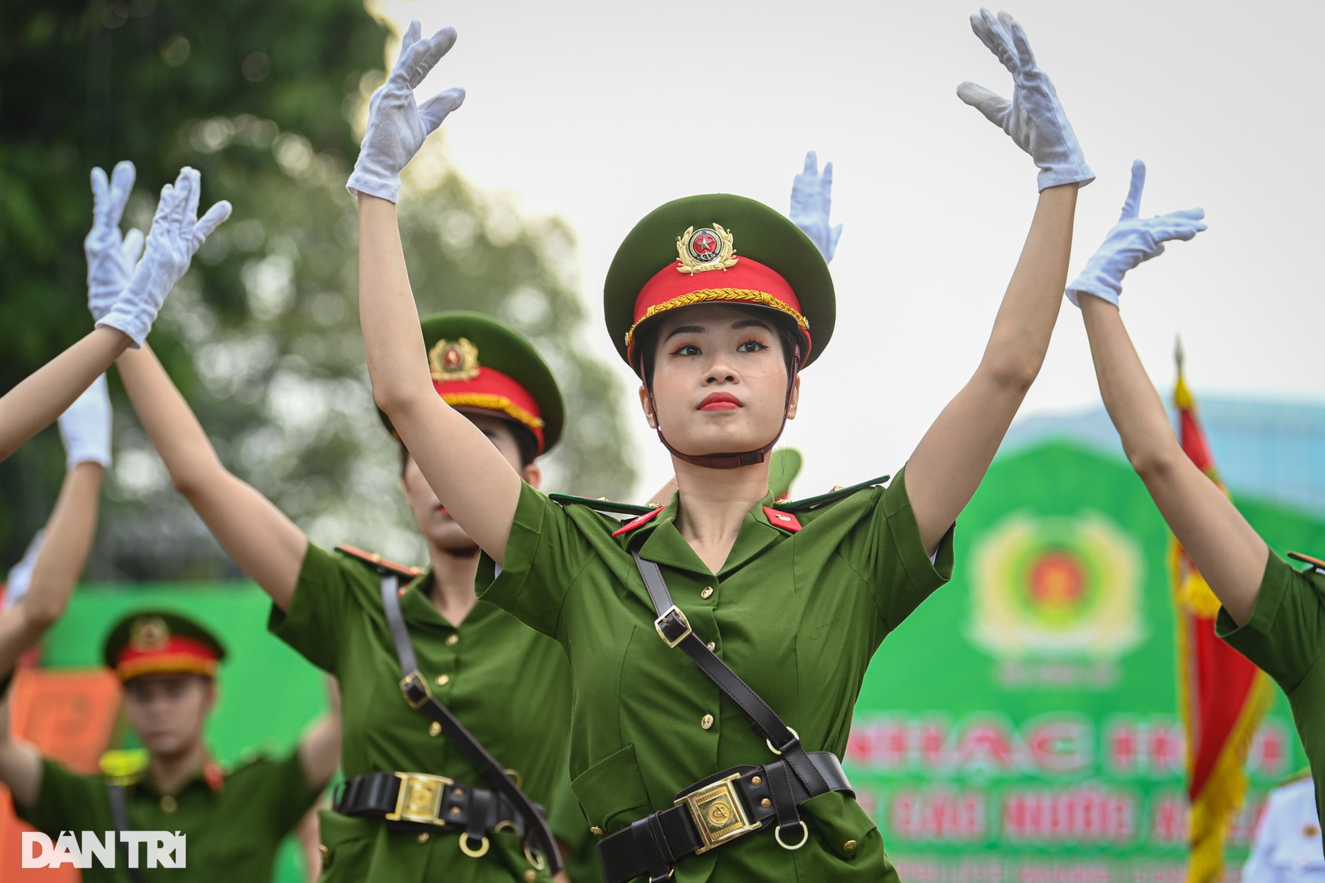 Ngắm những bóng hồng xinh đẹp biểu diễn Nhạc hội Cảnh sát trên phố đi bộ - 10 Ngắm những bóng hồng xinh đẹp biểu diễn Nhạc hội Cảnh sát trên phố đi bộ - 10