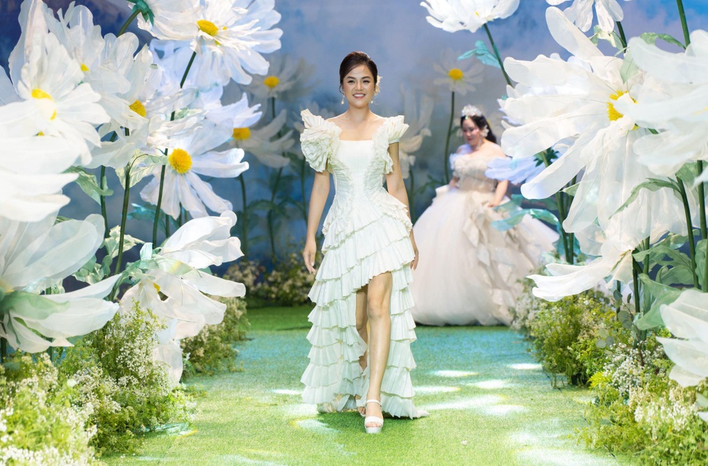 Thu Quỳnh, Thanh Hương hội tụ tại Vietnam Kids Fashion Week 2023 - 2 Thu Quỳnh, Thanh Hương hội tụ tại Vietnam Kids Fashion Week 2023 - 2