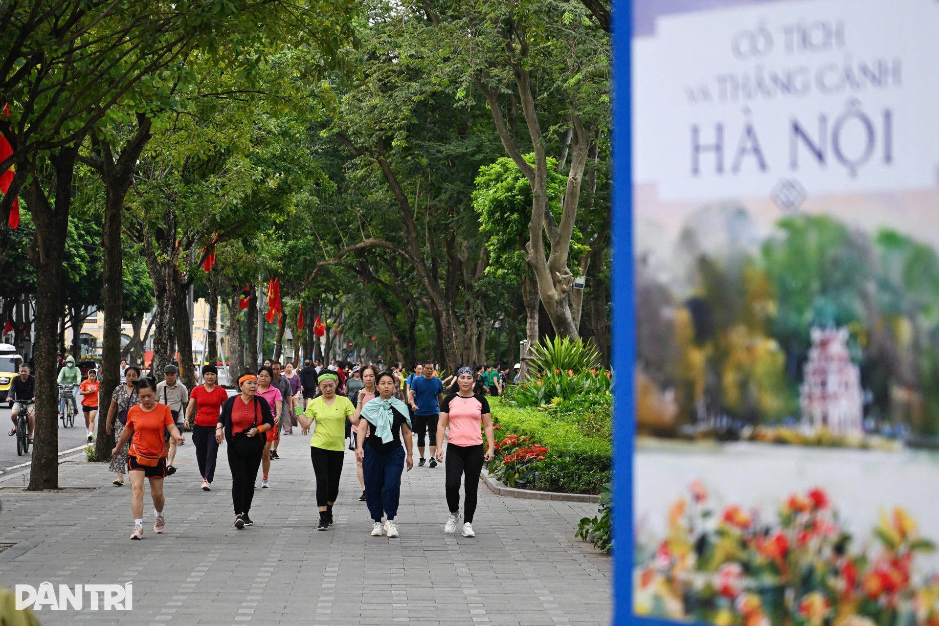 Người Hà Nội khoác áo ấm trong ngày gió lạnh tràn về - 6 Người Hà Nội khoác áo ấm trong ngày gió lạnh tràn về - 6