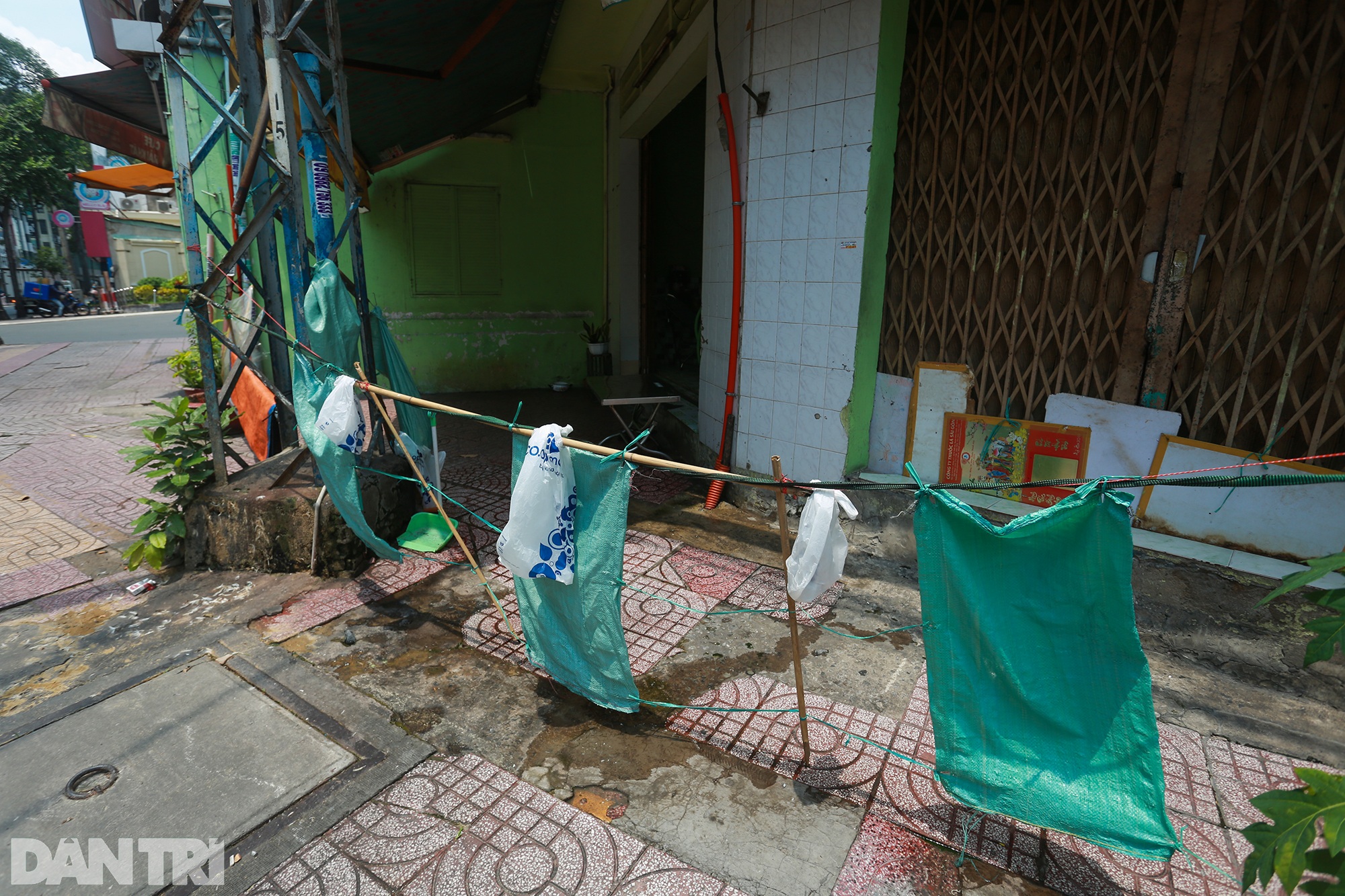 Người Sài Gòn dựng hàng rào đặc biệt, cấm người lạ vào hẻm - 7 Người Sài Gòn dựng hàng rào đặc biệt, cấm người lạ vào hẻm - 7