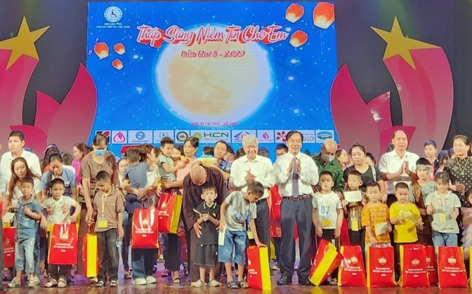 Ông Đỗ Văn Chiến, ông Ngô Sách Thực và các đại biểu tặng quà cho các trẻ em khuyết tật tại chương trình.
