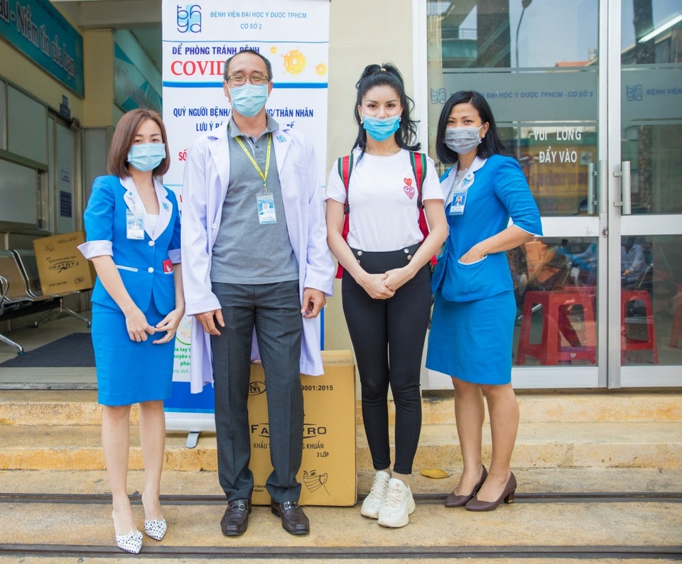 “Hoa hậu hàng không” tặng 7500 khẩu trang cho nhân viên y tế - 6 “Hoa hậu hàng không” tặng 7500 khẩu trang cho nhân viên y tế - 6