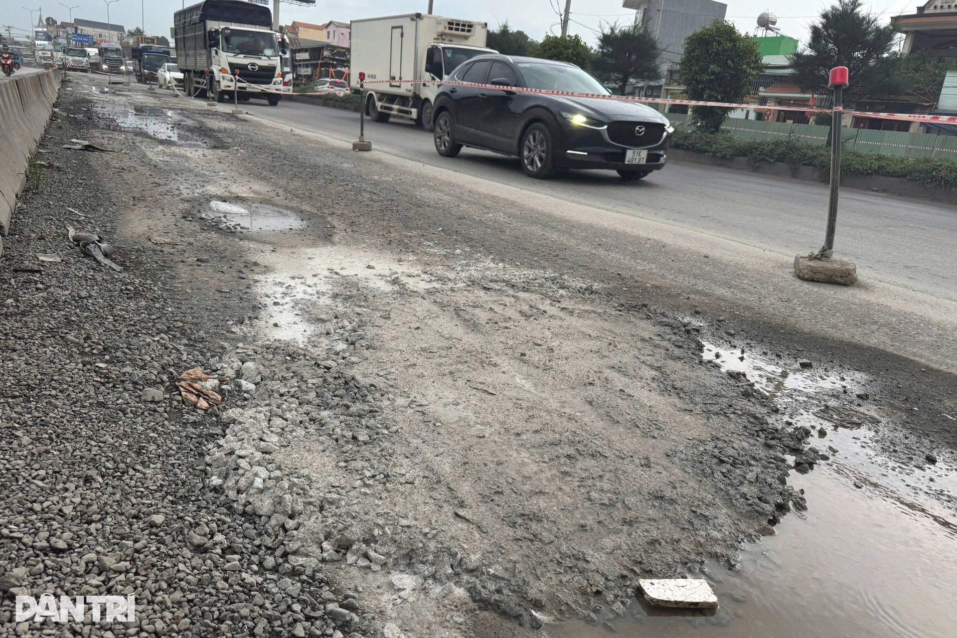 Đường kết nối sân bay Long Thành xuống cấp, dày đặc ổ gà, ổ voi - 9