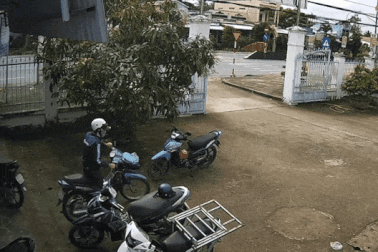 Camera quay cảnh 2 thanh niên trộm xe máy tại trụ sở ủy ban xã