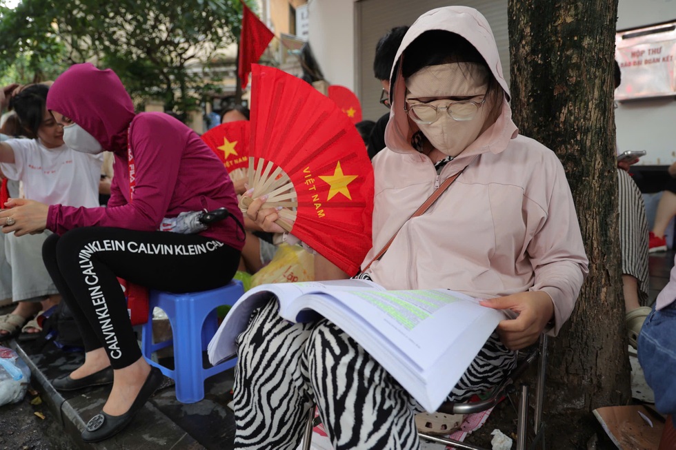 Muôn kiểu giữ chỗ đẹp xem diễu binh: Ôm sách học bài, chia ca về tắm - 1 Muôn kiểu giữ chỗ đẹp xem diễu binh: Ôm sách học bài, chia ca về tắm - 1
