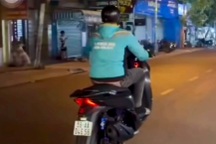 CSGT TPHCM tịch thu xe SH sau clip thanh niên bốc đầu trên đường