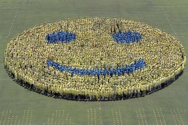 Phá kỷ lục thế giới với hình mặt cười “khủng”