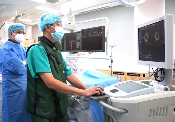 Ê-kíp can thiệp tim mạch cho người bệnh