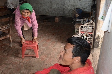 Mẹ gần 90 tuổi lụi cụi chăm 2 con tâm thần trong cảnh đói rét