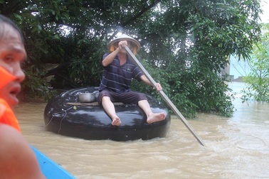 Kết bè chuối, ngồi săm ô tô vượt lũ