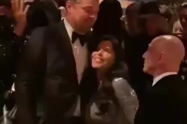 Bạn gái ông chủ Amazon có "phản ứng lạ" khi gặp tài tử Leonardo DiCaprio