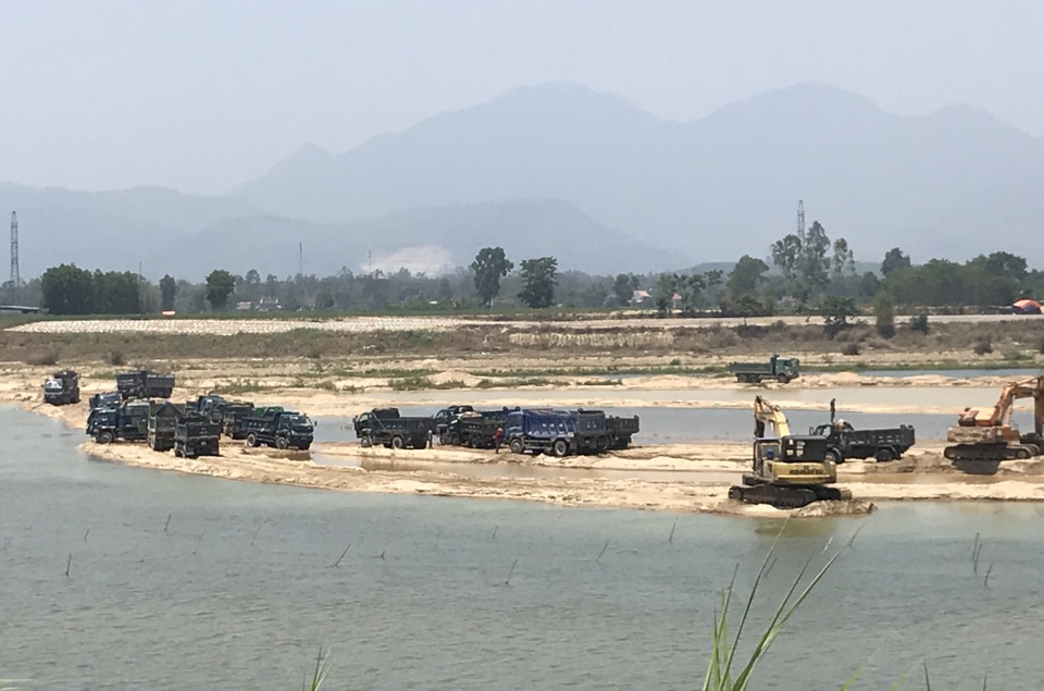 Đại công trường khai thác cát trái phép trên sông Trà Khúc - 3 Đại công trường khai thác cát trái phép trên sông Trà Khúc - 3
